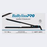 Plancha alisadora ultradelgada de 1½ in BaBylissPRO® Nano Titanium™, en negro y azul (edición limitada)