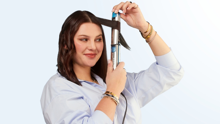 mujer usando una plancha alisadora BaBylissPRO