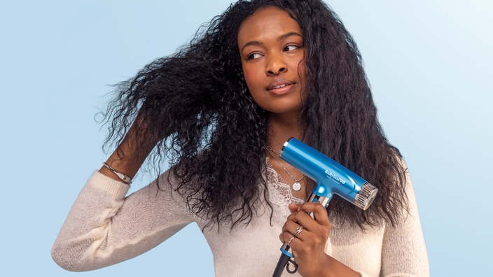 mujer usando un secador babylisspro azul