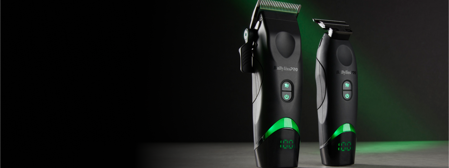 Juego de herramientas de barbería BaBylissPRO x Tomb45 que incluye una cortadora de cabello inalámbrica negra y una recortadora de precisión, con detalles LED verdes, sobre un fondo oscuro.