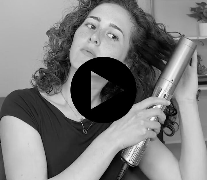 una mujer con el pelo largo secándose el pelo mojado con el concentrador ajustable Style Switch​​​​​​​