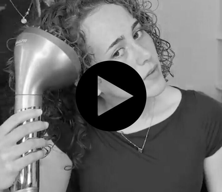 una​​​​​​​ mujer con el pelo largo que utiliza el accesorio difusor Style switch​​​​​​​​​​​​​​