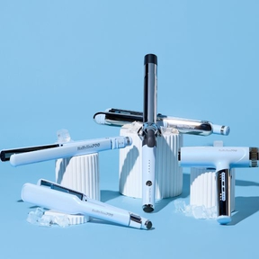 colección de herramientas de peinado en color azul hielo